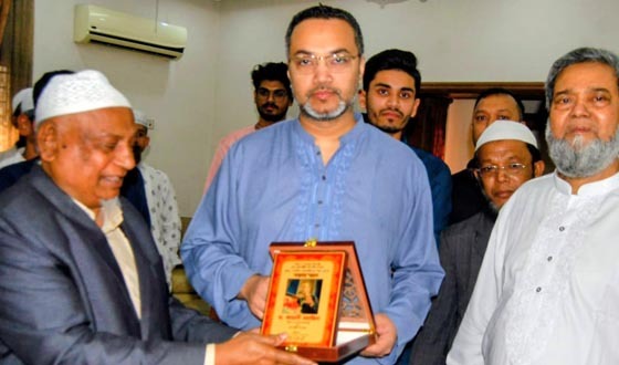 প্রধানমন্ত্রীর উপদেষ্টা ড. মাহদী আমিনকে শুভেচ্ছা ও স্মারক প্রদান