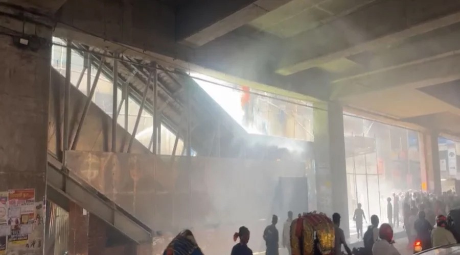 শেওড়াপাড়ায় মেট্রোর পাশের ভবনে আগুন