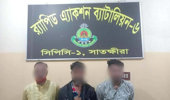 সাতক্ষীরায় ফেনসিডিলসহ তিন মাদক ব্যবসায়ী আটক