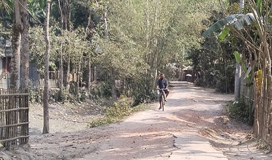 রাজারহাট-আনন্দবাজার সড়কের কাজ স্থবির, বেড়েছে জনদুর্ভোগ
