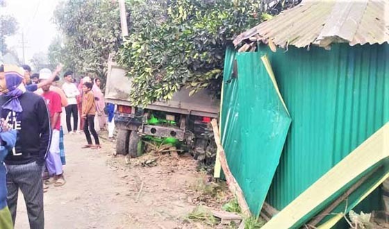 মির্জাপুরে মাটিবোঝাই ট্রাক ঘরে ঢ়ুকে, চাপা পড়ে বৃদ্ধ নিহত