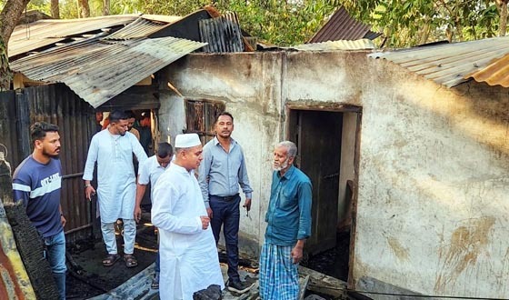 রাউজানে অগ্নিকাণ্ডে দুই পরিবারের বসতঘর পুড়ে ছাই