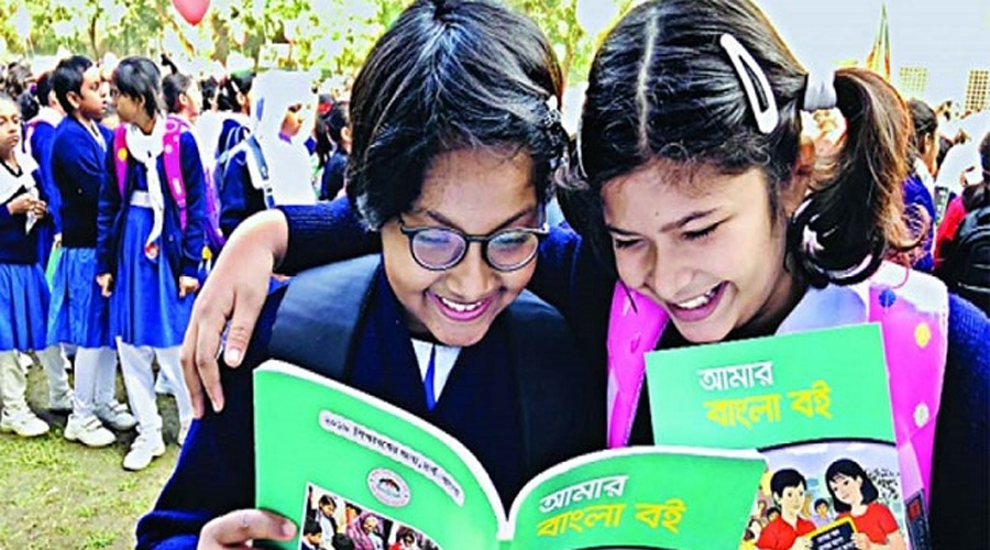 নতুন বই পেয়ে উচ্ছ্বসিত শিক্ষার্থীরা