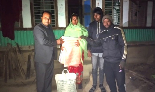 সংগ্রামী নারীর পাশে দাঁড়ালেন ইউএনও