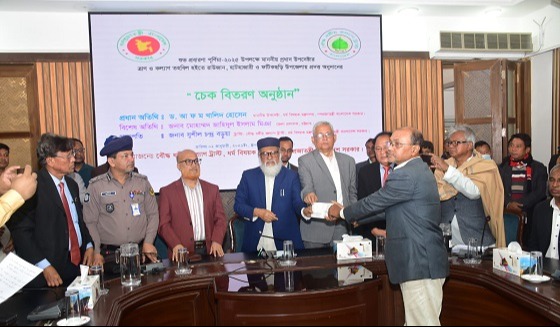 বৌদ্ধ ধর্ম মন্ত্রণালয়ের  অনুদানের চেক বিতরণ