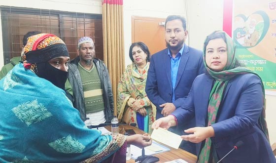 সমাজসেবা দিবসে বাবুগঞ্জে স্বাবলম্বীকরণ কার্যক্রম, ঋণ পেলেন ৭ নারী