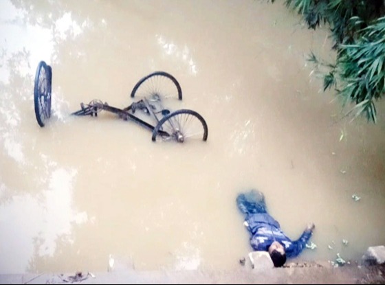 বিরলে সড়কের ধারের খাঁদের পানিতে ভ্যানচালকের লাশ