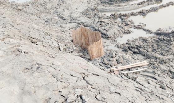 দরগাহপুরে বাঁধ ছিদ্র করে পাইপ দিয়ে লোনা পানি উত্তোলন, হুমকীতে চাষীরা