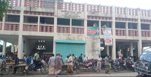 পুঠিয়ায় হাটের নতুন ভবন এখন গণশৌচাগার