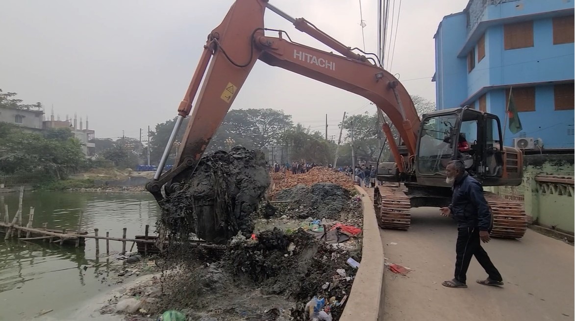 রাজশাহীতে ভরাট করা পুকুর উদ্ধার করলো প্রশাসন