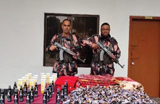 বেনাপোলে সীমান্তে মদসহ চোরাইপণ্য জব্দ