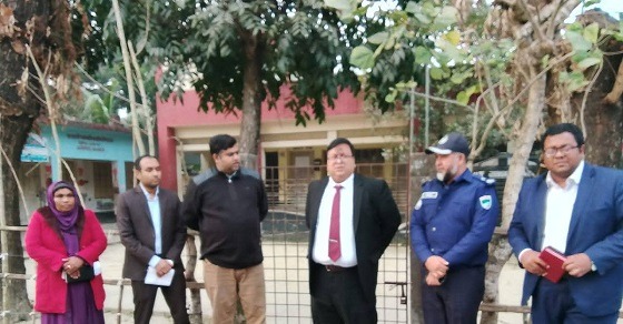 বাগেরহাট জেলা প্রশাসক ও রিটার্নিং অফিসারের ভোটকেন্দ্র পরিদর্শন