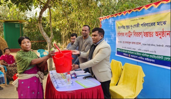 ঝিনাইগাতীতে ৬ পরিবারে সেমিপাকা ল্যাট্রিন বিতরণ