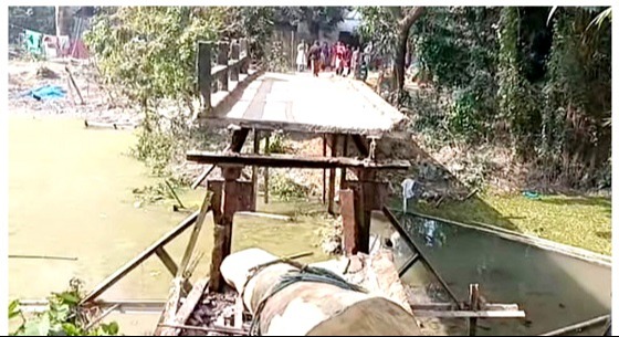 আয়রন ব্রিজ ভেঙে যোগাযোগ বিচ্ছিন্ন