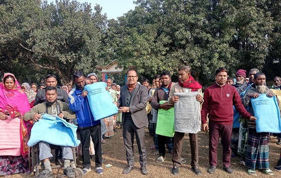 নবাবগঞ্জে প্রতিবন্ধীদের কম্বল বিতরণ
