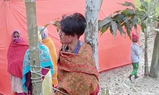 আটক  করে চোরকে গাছের সাথে বেঁধে গণধোলাই