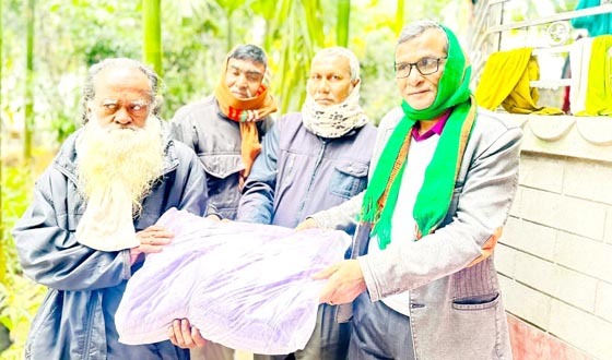নীলফামারীতে শীতবস্ত্র দিচ্ছেন সাইমুম হক