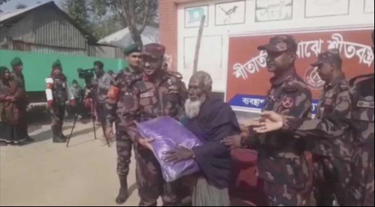 দৌলতপুরে কম্বল ও শিক্ষার্থীদের শিক্ষা উপকরণ বিতরণ