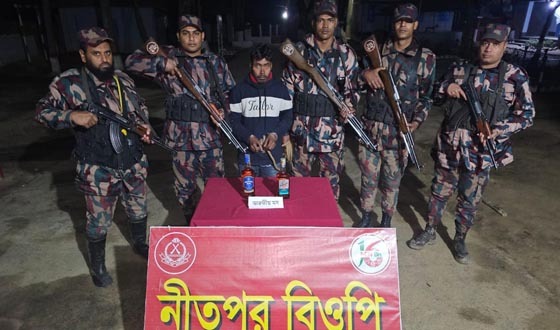 পোরশা সীমান্তে ভারতীয় মদসহ আটক ১