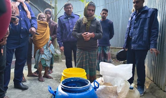 বেড়ায় নকল দুধ তৈরির দায়ে জরিমানা