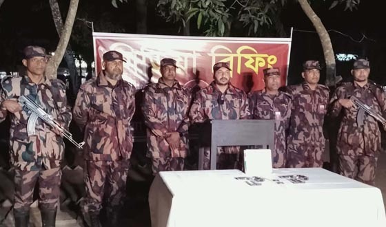 দৌলতপুরে বিদেশি অস্ত্র, গুলি ও ম্যাগাজিন উদ্ধার