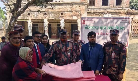 দৌলতপুরে দুঃস্থদের মাঝে শীতবস্ত্র বিতরণ