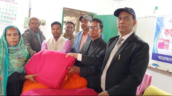 মান্দায় শীতার্ত মানুষের মাঝে কম্বল বিতরণ