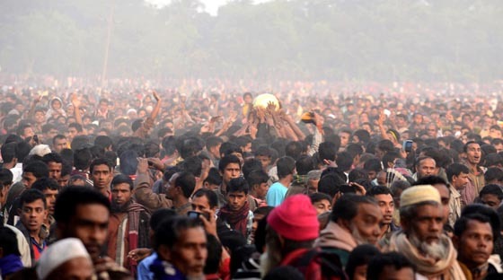 পৌষ সংক্রান্তিতে গুডি খেলা নিয়ে মাতে হাজার হাজার জনতা