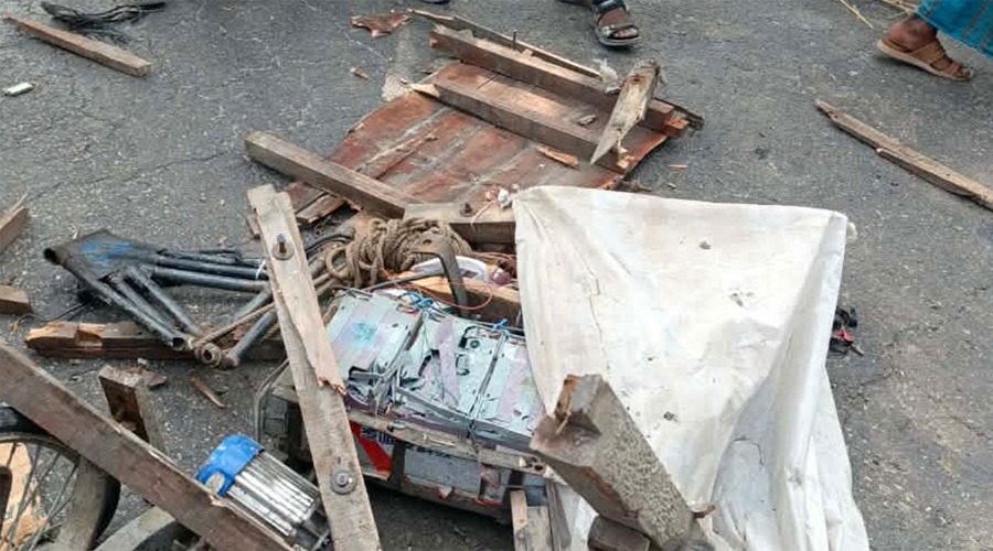 মহাসড়কে কাভার্ডভ্যান চাপায় ৩ জনের মৃত্যু