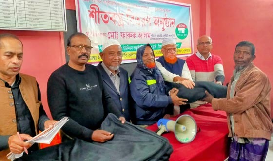 ডুমুরিয়ায়  শীতার্থ মানুষের মাঝে কম্বল বিতরণ