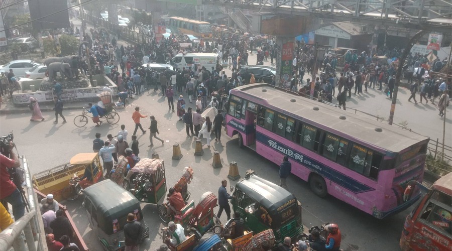 আজও সায়েন্সল্যাব অবরোধ, যানজটে ভোগান্তি