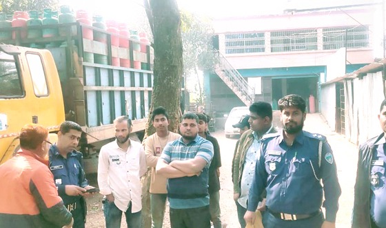 হোমনায় ভাউচারবিহীন এলপি গ্যাস বিক্রির দায়ে জরিমানা