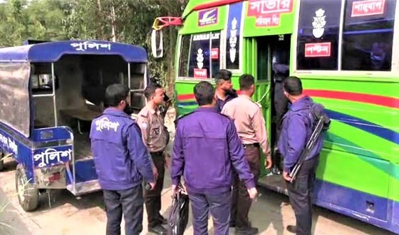 বাসে কলেজছাত্রীকে যৌননিগ্রহের অভিযোগে গ্রেপ্তার ৩