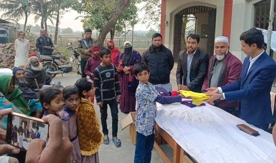 কয়রায় শীতার্তদের মাঝে শীত বস্ত্র বিতারণ