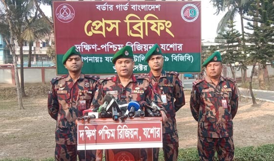 বেনাপোল সীমান্তে অবৈধ অস্ত্র ঠেকাতে বিজিবির সংবাদ সম্মেলন