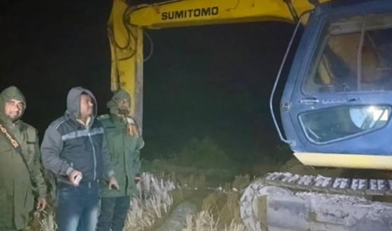 তানোরে মাটি কাটা ও বহনের অপরাধে জরিমানা