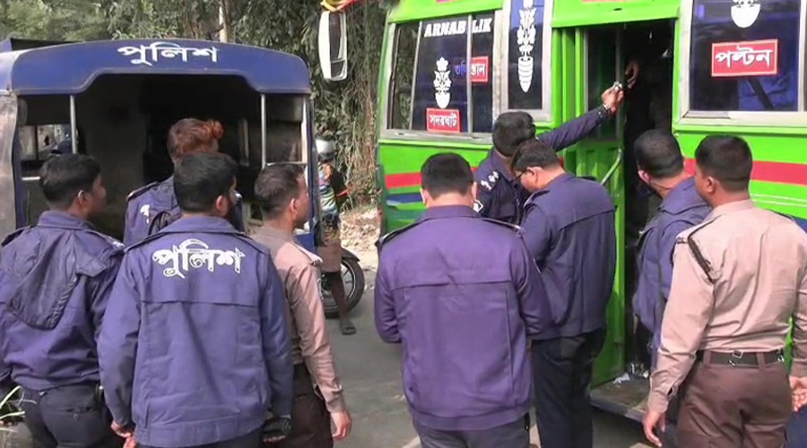 রাতে চলন্তবাসে কলেজছাত্রীকে সংঘবদ্ধ ধর্ষণ, চালকসহ আটক ৩