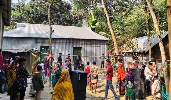 হিজরাদের চাঁদা না দেওয়ায় উলঙ্গ হয়ে অশ্লীলতা