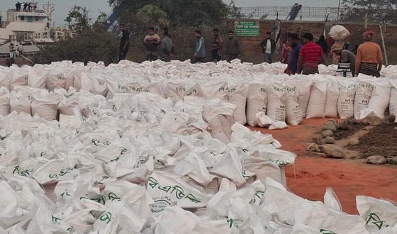 গজারিয়ায় নদীর পাড়ে প্যাকেট হচ্ছে বিএডিসির সার