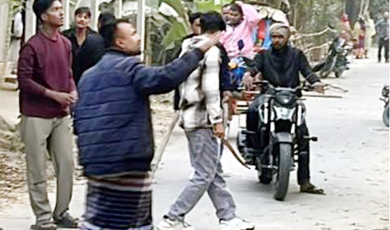 চরভদ্রাসনে কিশোরীকে অপহরন করতে সন্ত্রাসীর হামলা