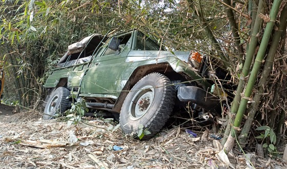 মহেশপুরে ট্রাকের ধাক্কায় সেনাবাহিনীর গাড়ি খাদে, আহত ৪