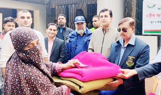 খুলনায় শীতার্তদের কম্বল বিতরণ