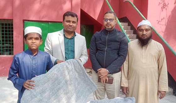 মোল্লাহাটে শিক্ষার্থীদের কম্বল বিতরণ