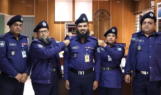 চাঁদপুরে পদোন্নতি প্রাপ্তদের র‌্যাংক ব্যাজ পরালেন পুলিশ সুপার