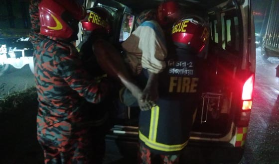 মহাসড়কে কাভার্ড ভ্যানের আটকা, চালক-সহযোগী উদ্ধার