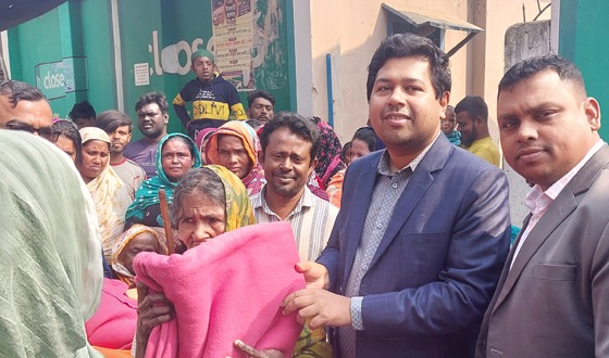 পারসিংড়া বেদে পল্লীতে কম্বল বিতরণ