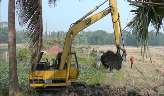 জোরপূর্বক জমি দখল, মাটি কেটে সড়ক নির্মাণ