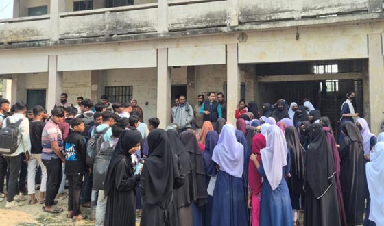 ক্ষেতলালে শিক্ষার্থীদের ক্লাস বর্জন