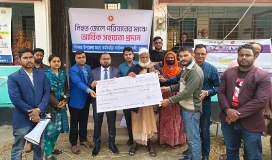 নিহত দুই জেলে পরিবার পেলেন আর্থিক সহায়তা