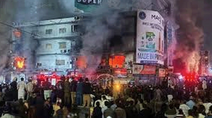 পাকিস্তানে শপিং মলে ভয়াবহ আগুন, ৬৭ জনের মৃত্যু